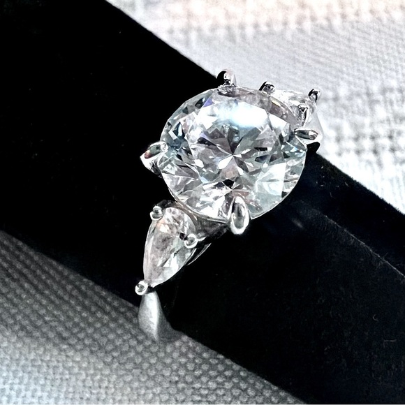 💥SALE 2CT 925 Sterling Silver CZ Brilliant Cut 3-Stone Ring EUC Like New Sz 4.5 - Picture 5 of 8